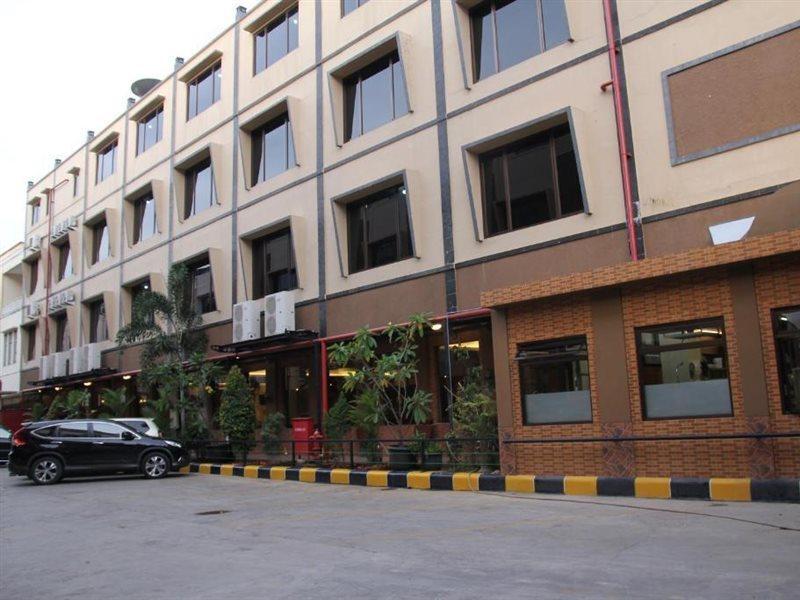 Reddoorz Plus Near Soekarno Hatta Airport 2 Tangerang Eksteriør bilde